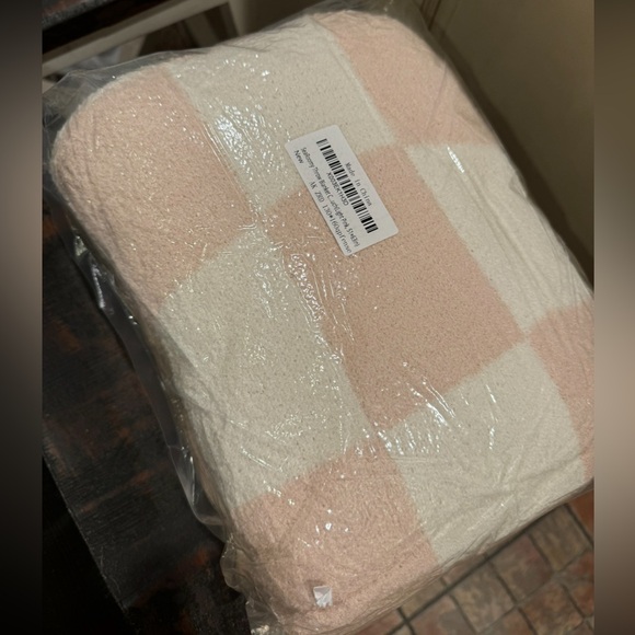 Light pink checkered throw blanket New 51x63 - Picture 3 of 3